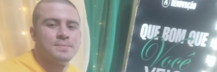 Editor E apresentador jovem em ação